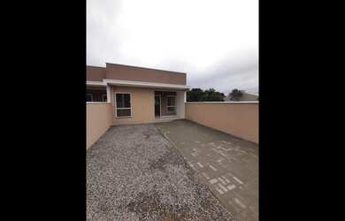 Imagem: A casa possui 3 Dormitórios, 2 Banheiros, 2 Vagas na garagem