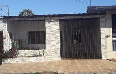 Imagem: A casa possui 3 Dormitórios, 1 Banheiro, 1 Vaga na garagem