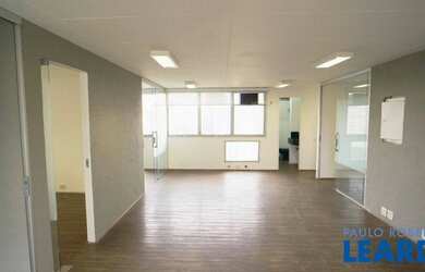 Imagem: O depósito possui 1 Vaga na garagem e 75m² de Área e está