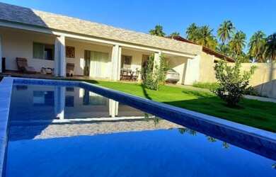 Imagem: A casa possui 3 Dormitórios, 3 Banheiros, 2 Vagas na garagem