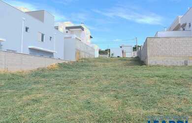 Imagem: O terreno à venda possui 300m² de Área e está localizado