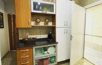 Imagem: A casa possui 2 Dormitórios, 2 Banheiros, 2 Vagas na garagem