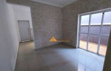 Imagem: A casa possui 2 Dormitórios, 1 Banheiro, 2 Vagas na garagem