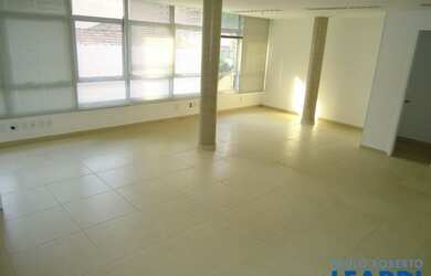 Imagem: O depósito possui 4 Vagas na garagem e 130m² de Área e está