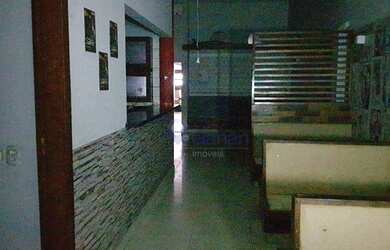 Imagem: O depósito possui 2 Vagas na garagem, 187m² de Área e está