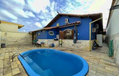 Imagem: A casa possui 3 Dormitórios, 2 Banheiros, 2 Vagas na garagem