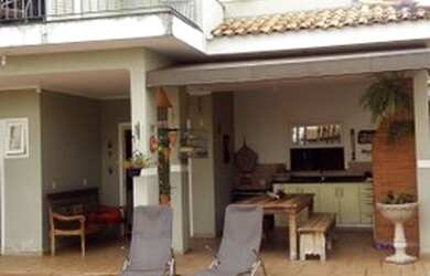 Imagem: A casa em condomínio possui 4 Dormitórios, 4 Banheiros, 2