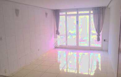 Imagem: O depósito possui 2 Vagas na garagem, 180m² de Área e está