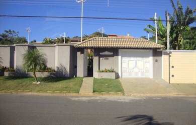 Imagem: A casa possui 1 Dormitório, 2 Banheiros, 5 Vagas na garagem