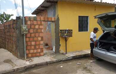 Imagem: A casa possui 1 Dormitório, 1 Banheiro, 1 Vaga na garagem e