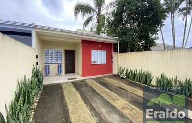 Imagem: A casa possui 3 Dormitórios, 1 Banheiro, 2 Vagas na garagem