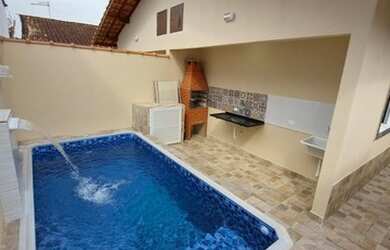 Imagem: A casa possui 2 Dormitórios, 1 Banheiro, 2 Vagas na garagem