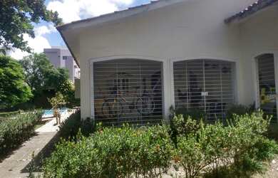 Imagem: A casa possui 4 Dormitórios, 3 Banheiros, 2 Vagas na garagem