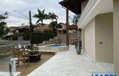 Imagem: A casa em condomínio possui 5 Dormitórios, 5 Banheiros, 500m²