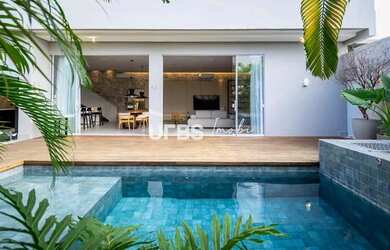 Imagem: A casa possui 4 Dormitórios, 5 Banheiros, 4 Vagas na garagem