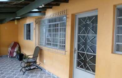 Imagem: A casa possui 3 Dormitórios, 2 Banheiros, 2 Vagas na garagem