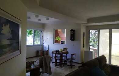 Imagem: A casa possui 4 Dormitórios, 5 Banheiros, 4 Vagas na garagem