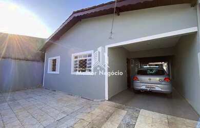 Imagem: A casa possui 3 Dormitórios, 2 Banheiros, 4 Vagas na garagem