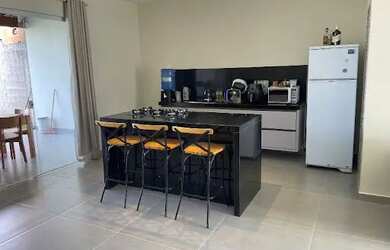 Imagem: A casa possui 2 Dormitórios, 3 Banheiros, 4 Vagas na garagem