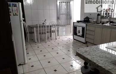 Imagem: A casa possui 2 Dormitórios, 1 Banheiro, 2 Vagas na garagem