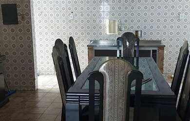 Imagem: A casa possui 5 Dormitórios, 3 Banheiros e 2 Vagas na garagem