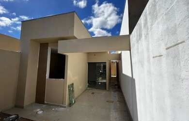 Imagem: A casa possui 2 Dormitórios, 1 Banheiro, 2 Vagas na garagem