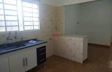 Imagem: A casa possui 2 Dormitórios, 1 Banheiro, 1 Vaga na garagem