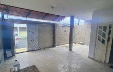 Imagem: A casa possui 3 Dormitórios, 2 Banheiros, 1 Vaga na garagem
