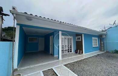 Imagem: A casa possui 3 Dormitórios, 2 Banheiros, 5 Vagas na garagem