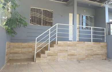 Imagem: A casa possui 2 Dormitórios, 1 Banheiro, 2 Vagas na garagem