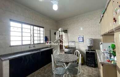 Imagem: A casa possui 2 Dormitórios, 2 Banheiros, 2 Vagas na garagem