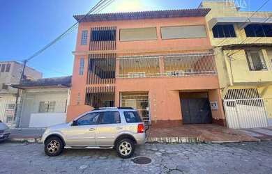 Imagem: A casa possui 4 Dormitórios, 5 Banheiros, 4 Vagas na garagem