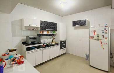 Imagem: A casa possui 3 Dormitórios, 2 Banheiros, 2 Vagas na garagem