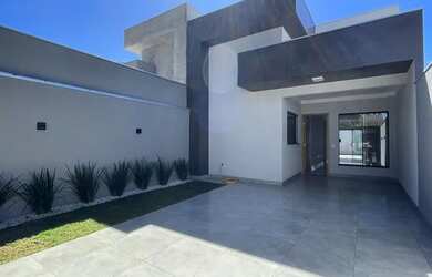 Imagem: A casa possui 3 Dormitórios, 2 Banheiros, 2 Vagas na garagem