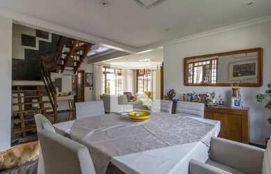 Imagem: A casa em condomínio possui 5 Dormitórios, 4 Banheiros, 4