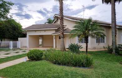 Imagem: A casa em condomínio possui 4 Dormitórios, 4 Banheiros, 2