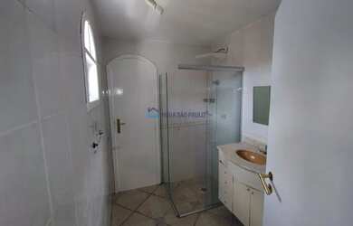 Imagem: A casa possui 3 Dormitórios, 4 Banheiros, 2 Vagas na garagem