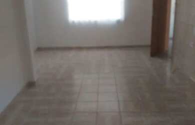 Imagem: A casa possui 1 Dormitório, 1 Banheiro, 1 Vaga na garagem