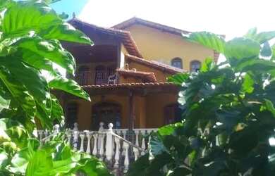 Imagem: A casa possui 5 Dormitórios, 3 Banheiros, 3 Vagas na garagem