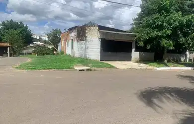 Imagem: A casa possui 3 Dormitórios, 1 Banheiro, 194m² de Área e