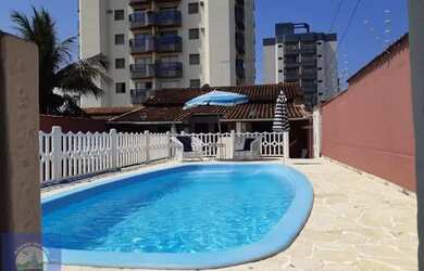 Imagem: A casa possui 3 Dormitórios, 2 Banheiros, 3 Vagas na garagem