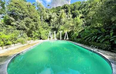 Imagem: A casa em condomínio possui 5 Dormitórios, 5 Banheiros, 5