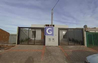 Imagem: A casa possui 3 Dormitórios, 3 Banheiros, 4 Vagas na garagem