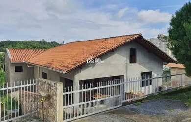 Imagem: A casa possui 5 Dormitórios, 2 Banheiros, 3 Vagas na garagem