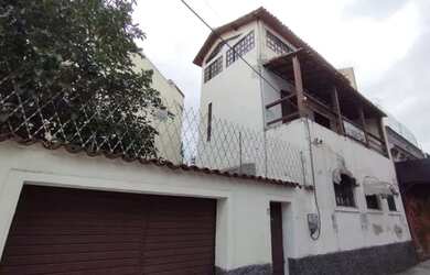 Imagem: A casa possui 5 Dormitórios, 1 Banheiro, 1 Vaga na garagem