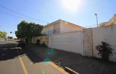 Imagem: A casa possui 4 Dormitórios, 5 Banheiros, 4 Vagas na garagem