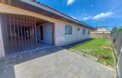 Imagem: A casa possui 3 Dormitórios, 1 Banheiro, 2 Vagas na garagem