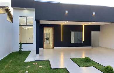 Imagem: A casa possui 3 Dormitórios, 3 Banheiros, 4 Vagas na garagem