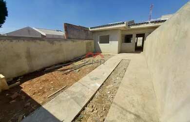 Imagem: A casa possui 3 Dormitórios, 2 Banheiros, 2 Vagas na garagem