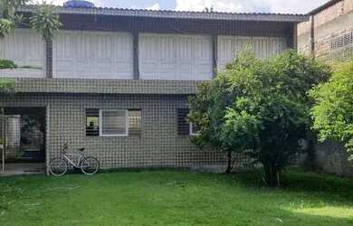 Imagem: A casa possui 4 Dormitórios, 2 Banheiros, 4 Vagas na garagem